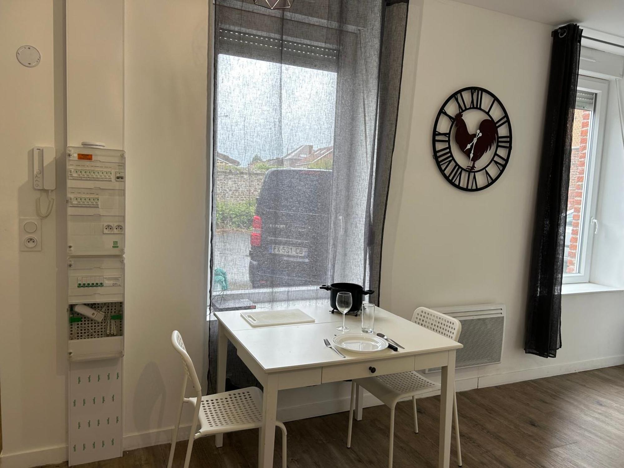 Superbe Studio Meuble Avec Parking Maubeuge Exterior foto